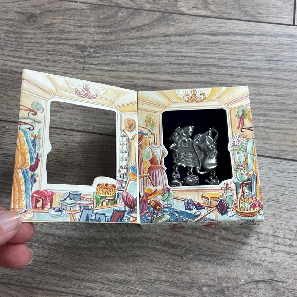 Vintage Pewter Cats Brooch Pin w/ Charms in box - Picture 2 of 7
